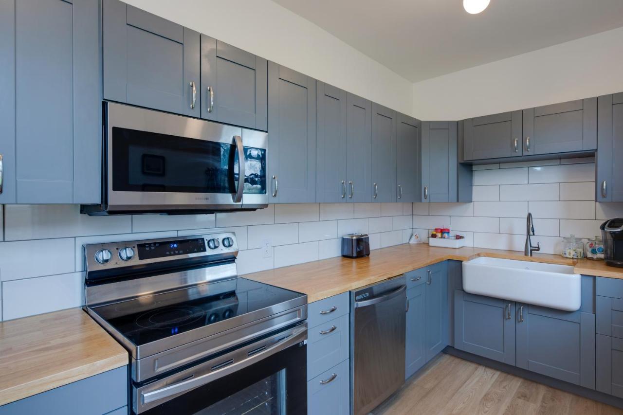 Modern Family Home In Mason With Backyard And Fire Pit エクステリア 写真