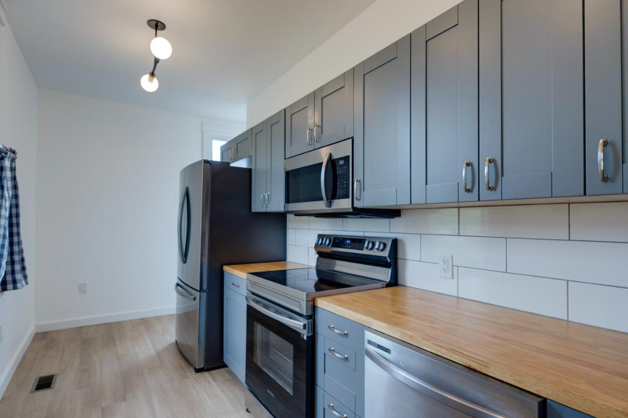 Modern Family Home In Mason With Backyard And Fire Pit エクステリア 写真