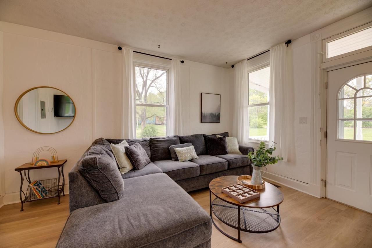 Modern Family Home In Mason With Backyard And Fire Pit エクステリア 写真