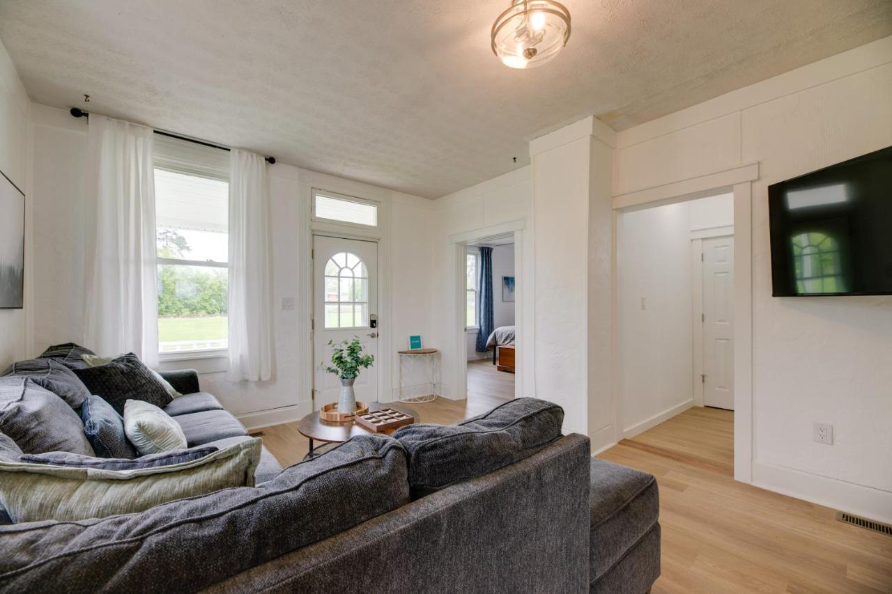 Modern Family Home In Mason With Backyard And Fire Pit エクステリア 写真