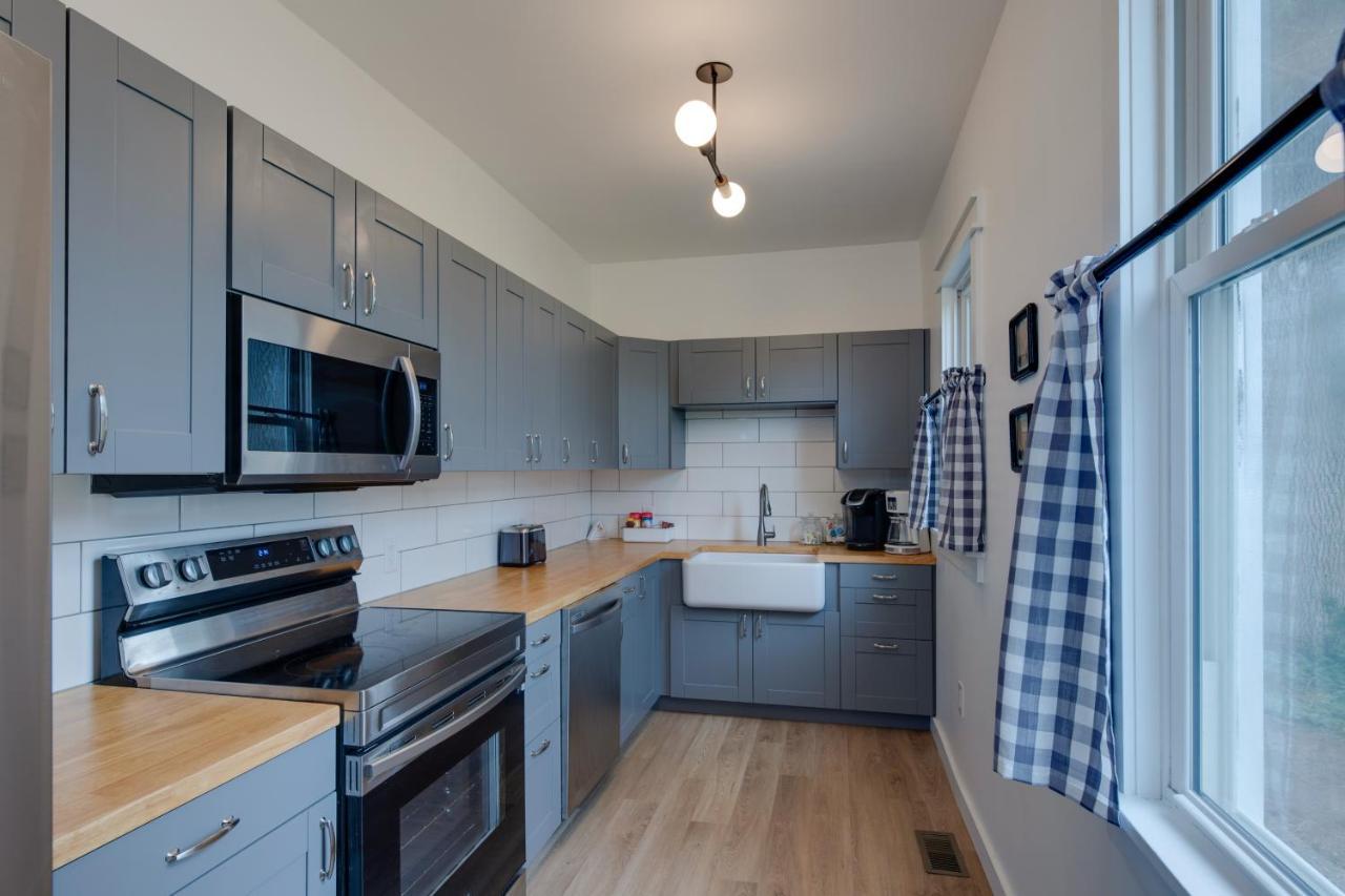 Modern Family Home In Mason With Backyard And Fire Pit エクステリア 写真
