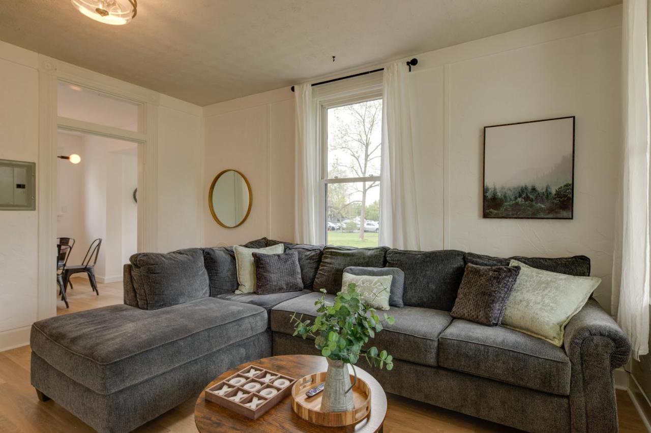Modern Family Home In Mason With Backyard And Fire Pit エクステリア 写真
