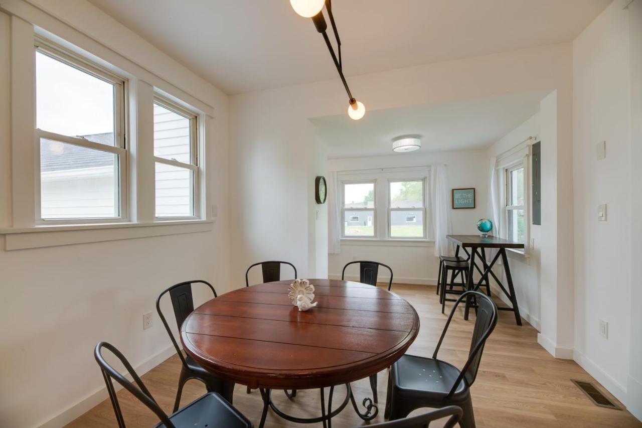 Modern Family Home In Mason With Backyard And Fire Pit エクステリア 写真