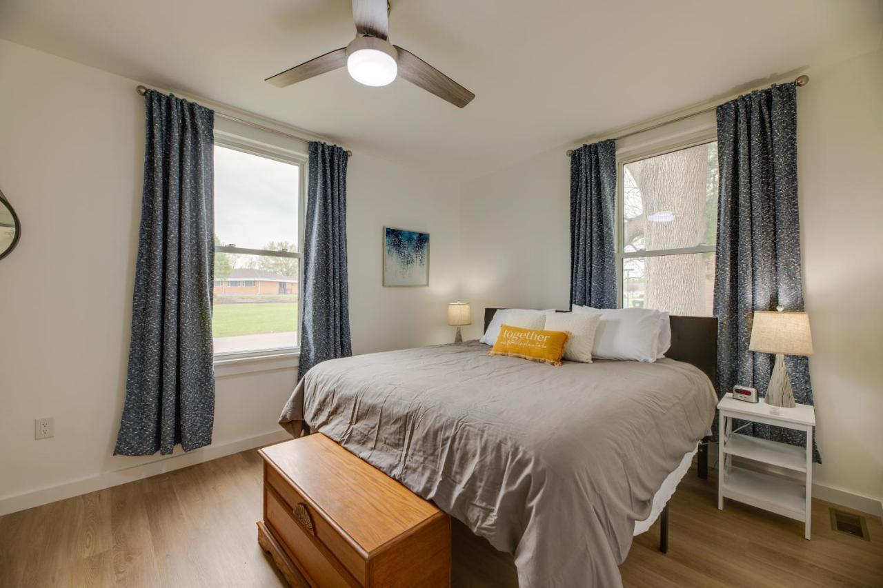 Modern Family Home In Mason With Backyard And Fire Pit エクステリア 写真