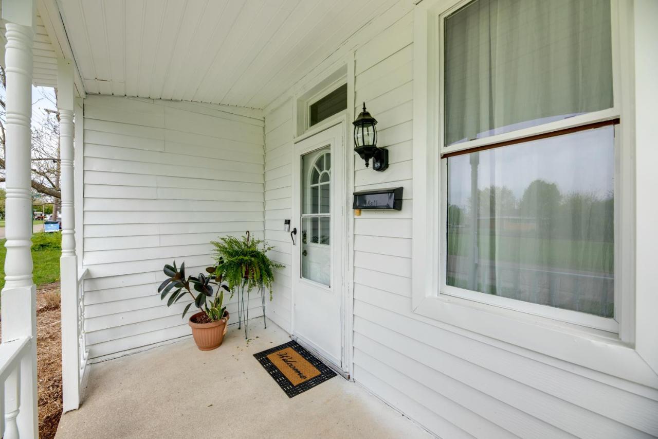 Modern Family Home In Mason With Backyard And Fire Pit エクステリア 写真